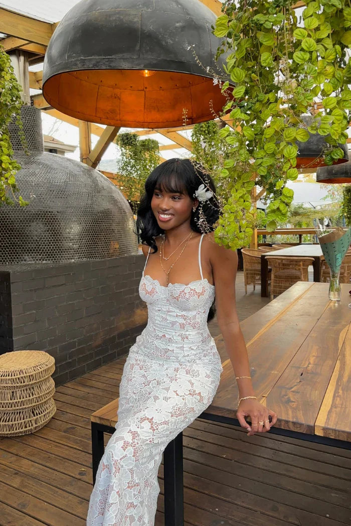 Laira | Robe Longue En Dentelle À Décolleté Cœur Et Coupe Ajustée