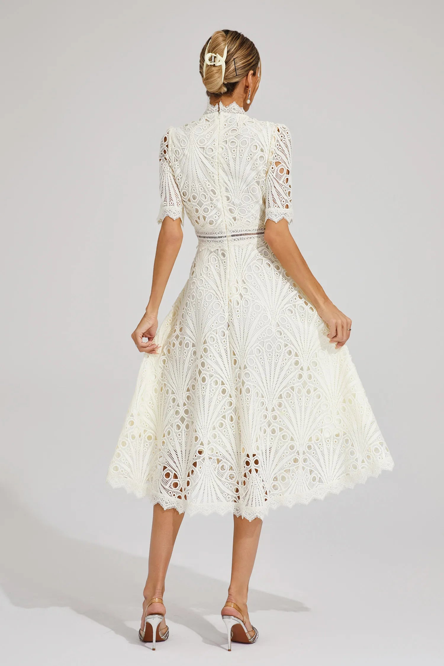 Jelly | Robe Midi En Dentelle Avec Encolure Élégante Et Coupe Raffinée