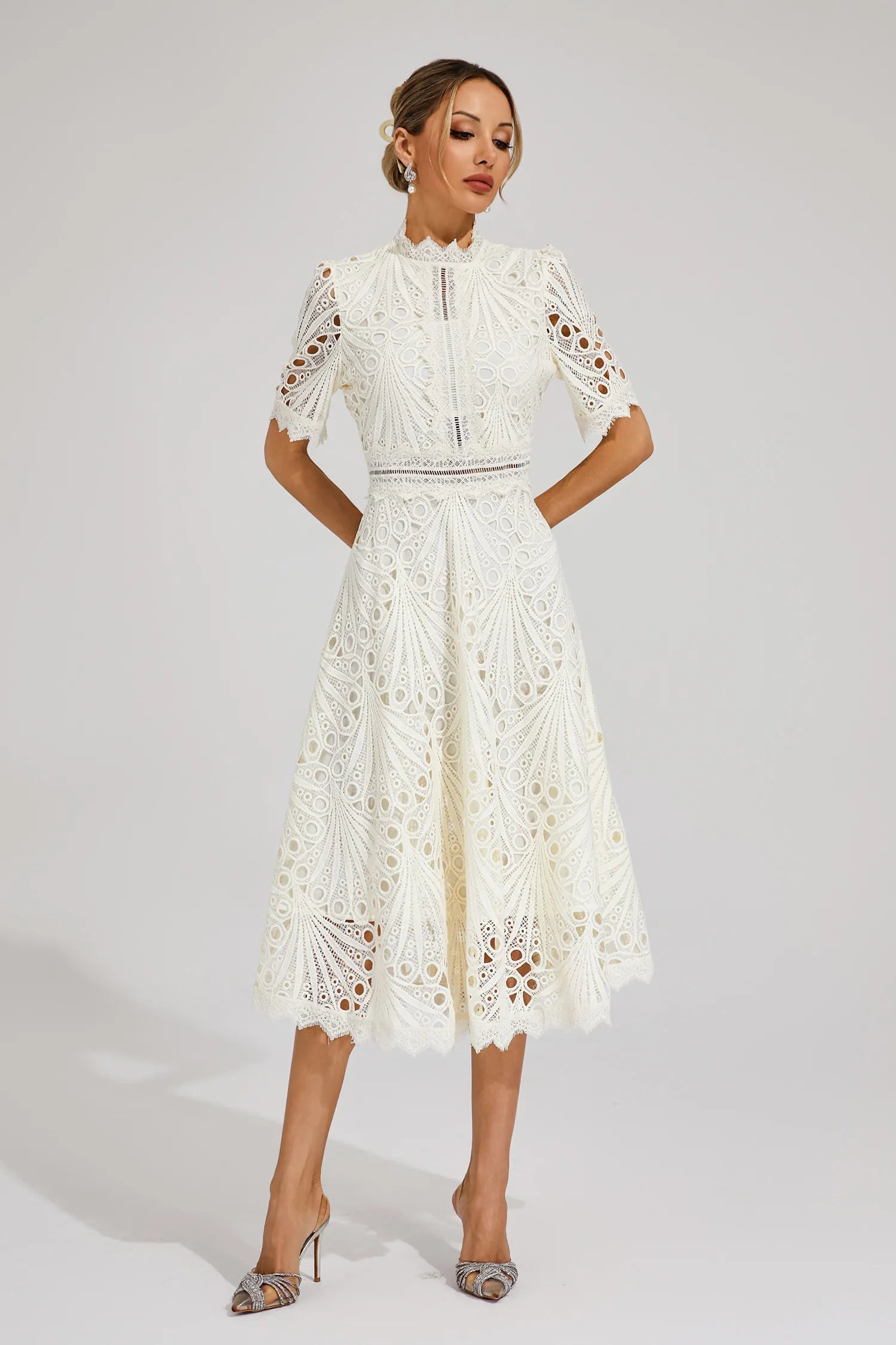 Jelly | Robe Midi En Dentelle Avec Encolure Élégante Et Coupe Raffinée