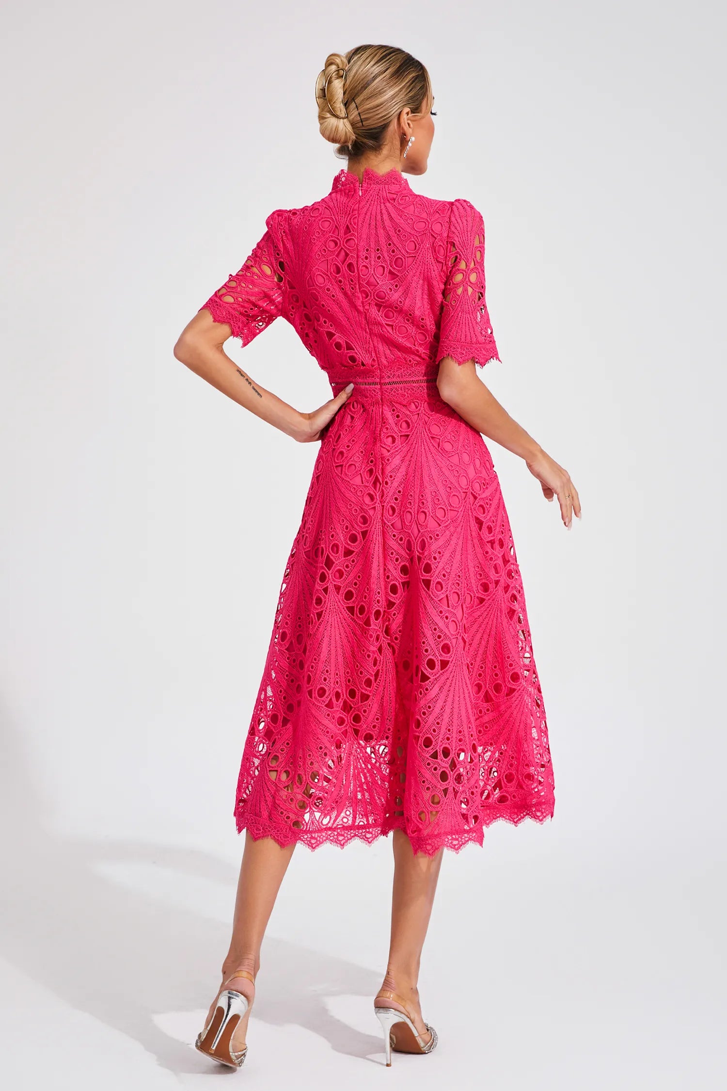 Jelly | Robe Midi En Dentelle Avec Encolure Élégante Et Coupe Raffinée