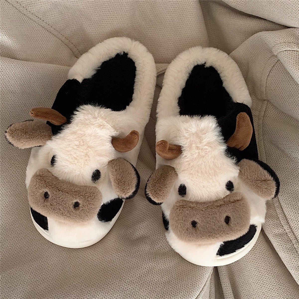 Chaussons Vache en Laine – Confort et Style - Piedis LTD Chaussons Vache en Laine – Confort et Style Bottines Piedis LTD Noir Blanc / 36-37 Piedis LTD Bottines