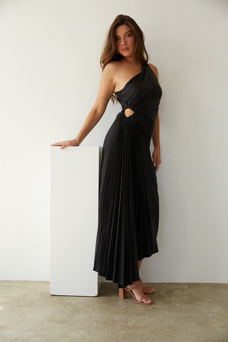 Zarelia | Robe Midi Plissée Asymétrique