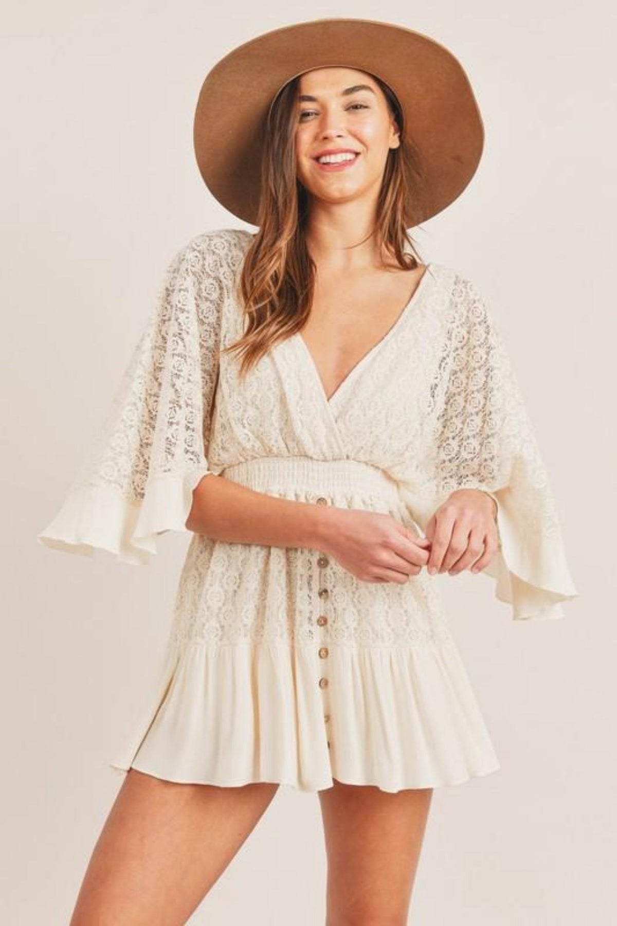 Solena | Robe Courte En Dentelle Avec Manches Évasées Et Dos Dégagé